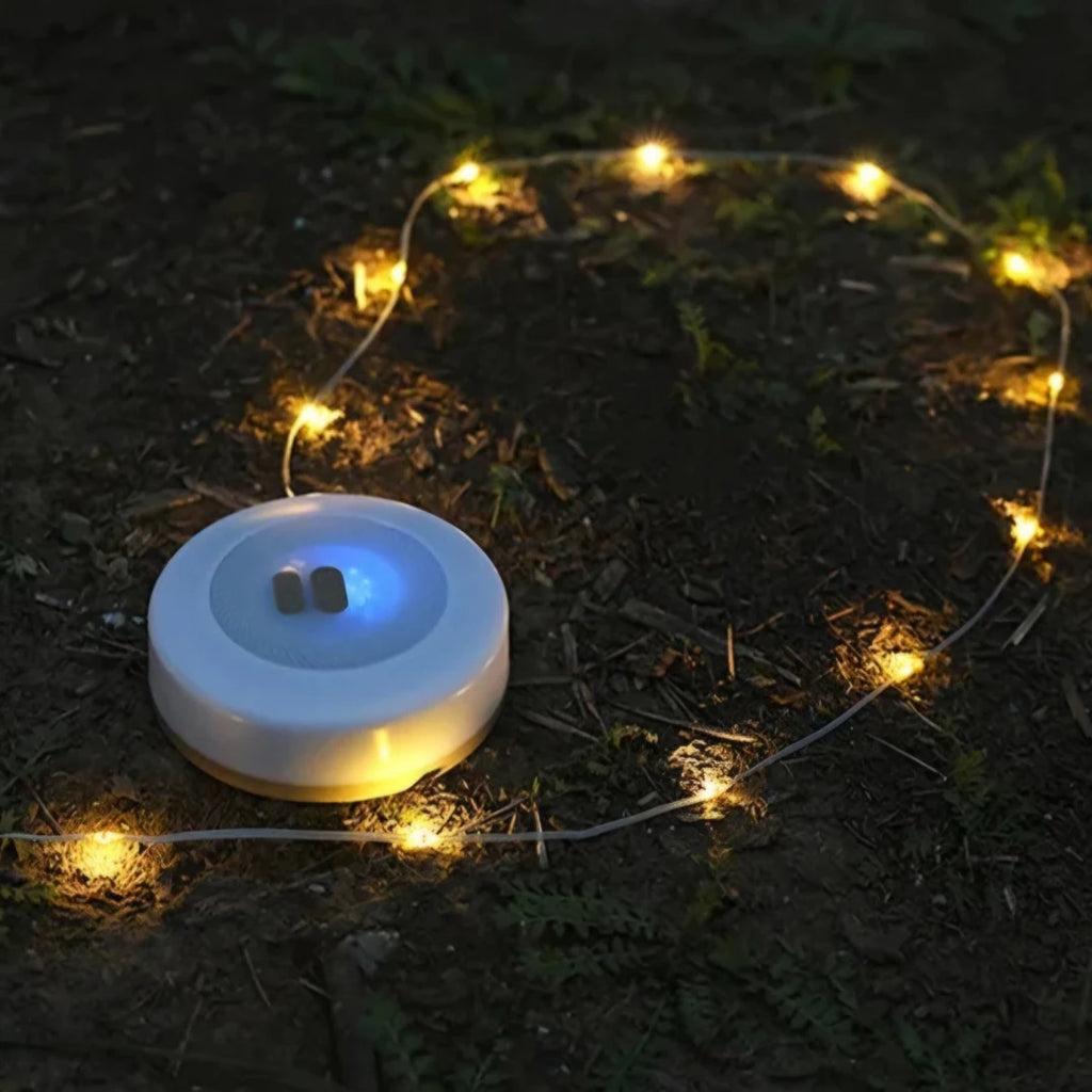 Cordão de luz Campify aceso sobre o chão ao ar livre