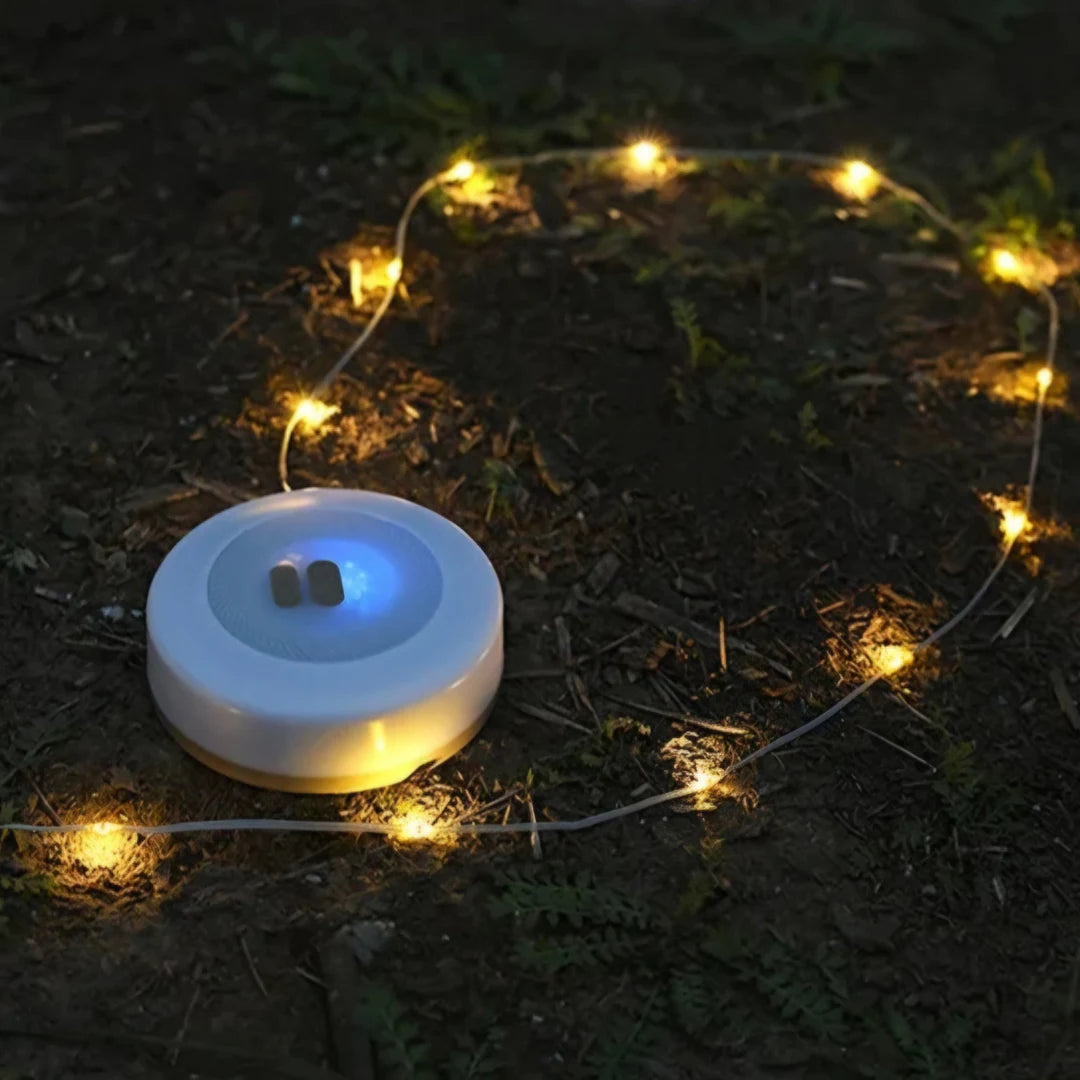 Cordão de luz Campify aceso sobre o chão ao ar livre