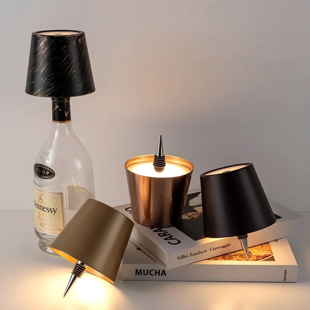 Luminárias LED para garrafa em diferentes cores em composição decorativa
