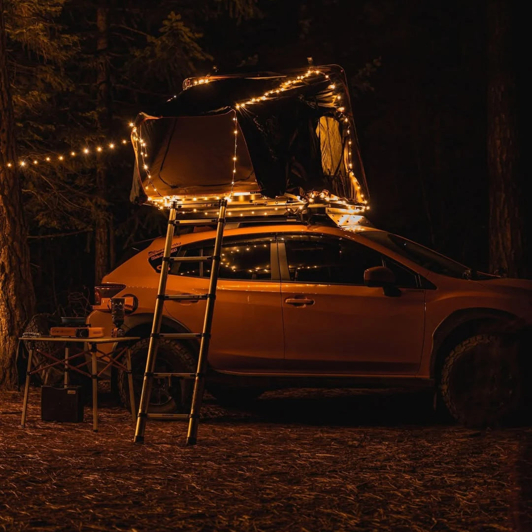 Cordão de luz Campify iluminando área de camping com veículo