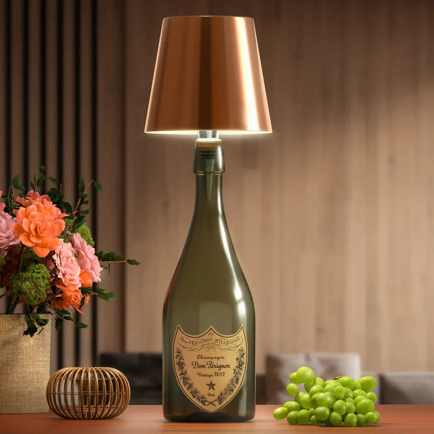 Luminária LED dourada rosé encaixada em garrafa em composição decorativa