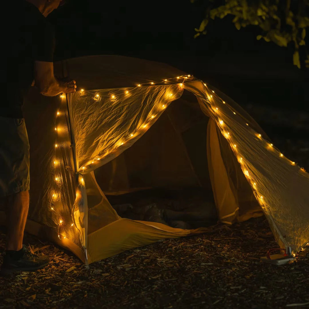 Cordão de luz Campify decorando barraca de camping