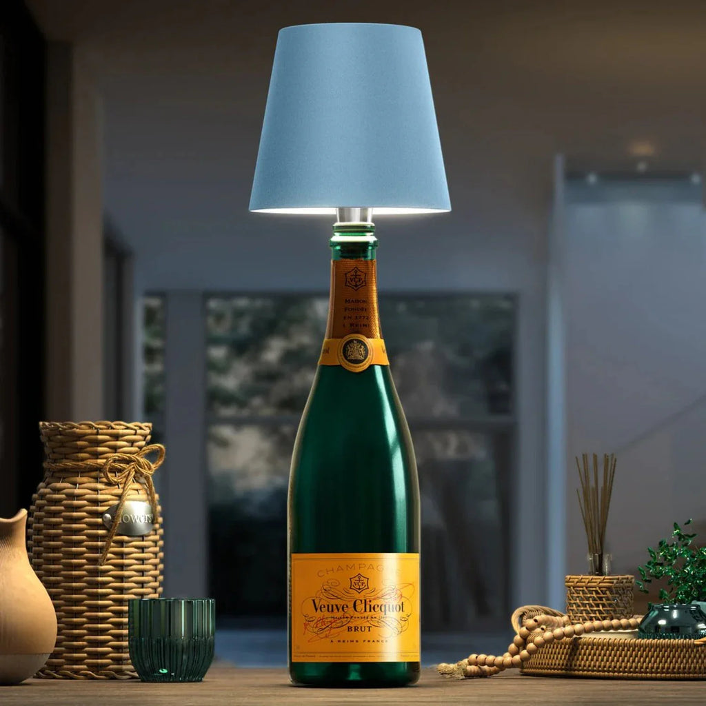 Luminária LED azul-claro encaixada em garrafa em ambiente decorado