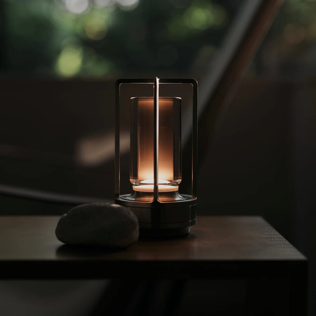 Luminária Retro preta acesa em ambiente escuro