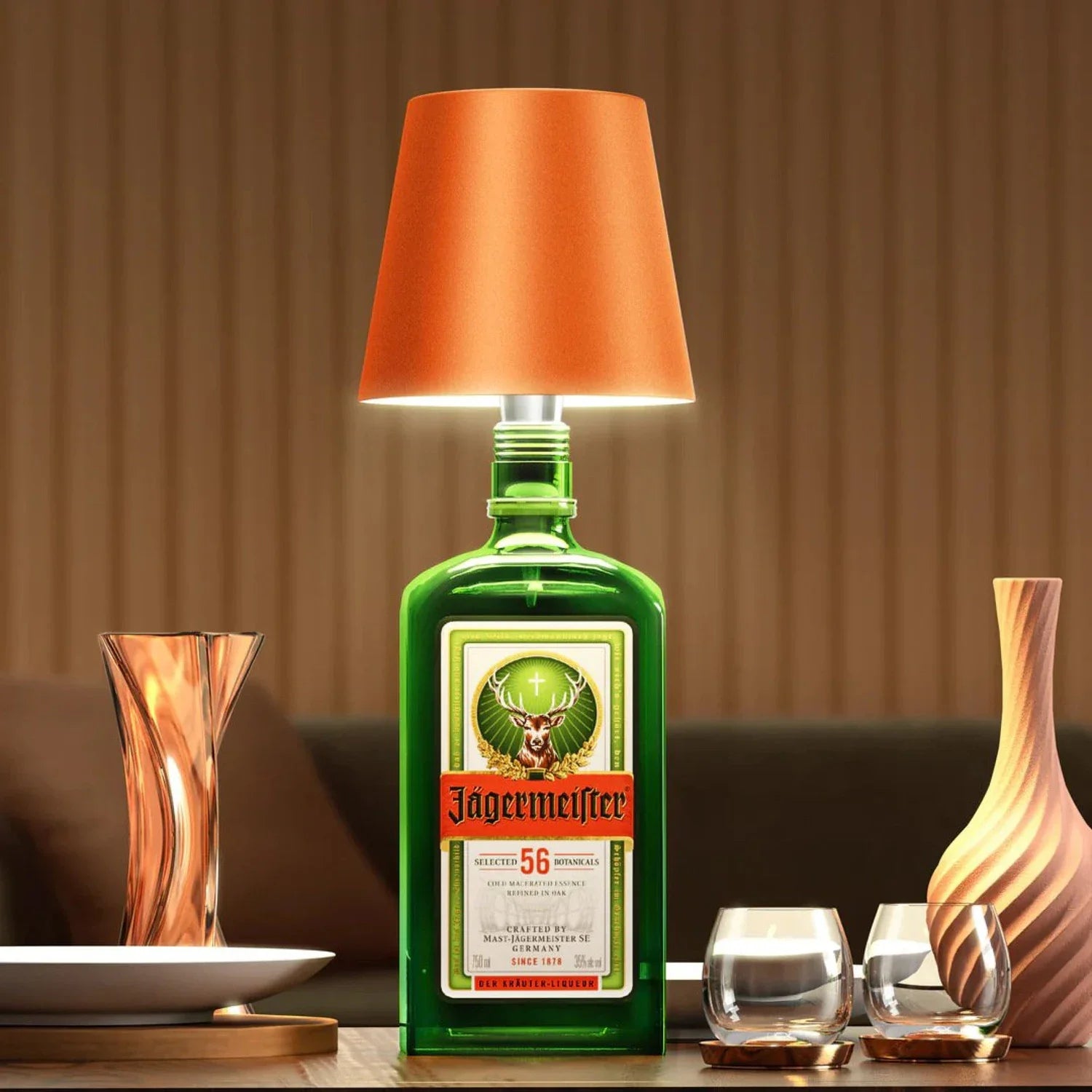 Luminária LED laranja encaixada em garrafa em ambiente decorado