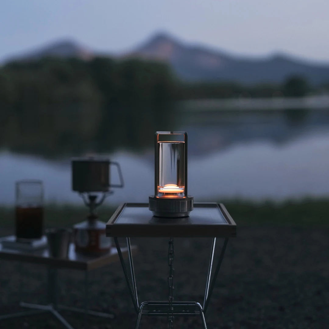 Luminária Retro acesa em mesa externa junto ao lago