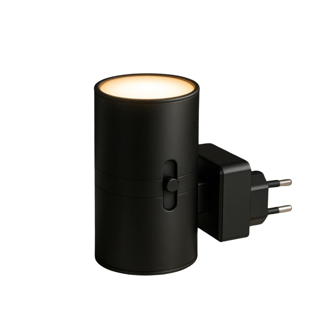 Luminária de tomada CalmLight preta com luz acesa sobre fundo branco