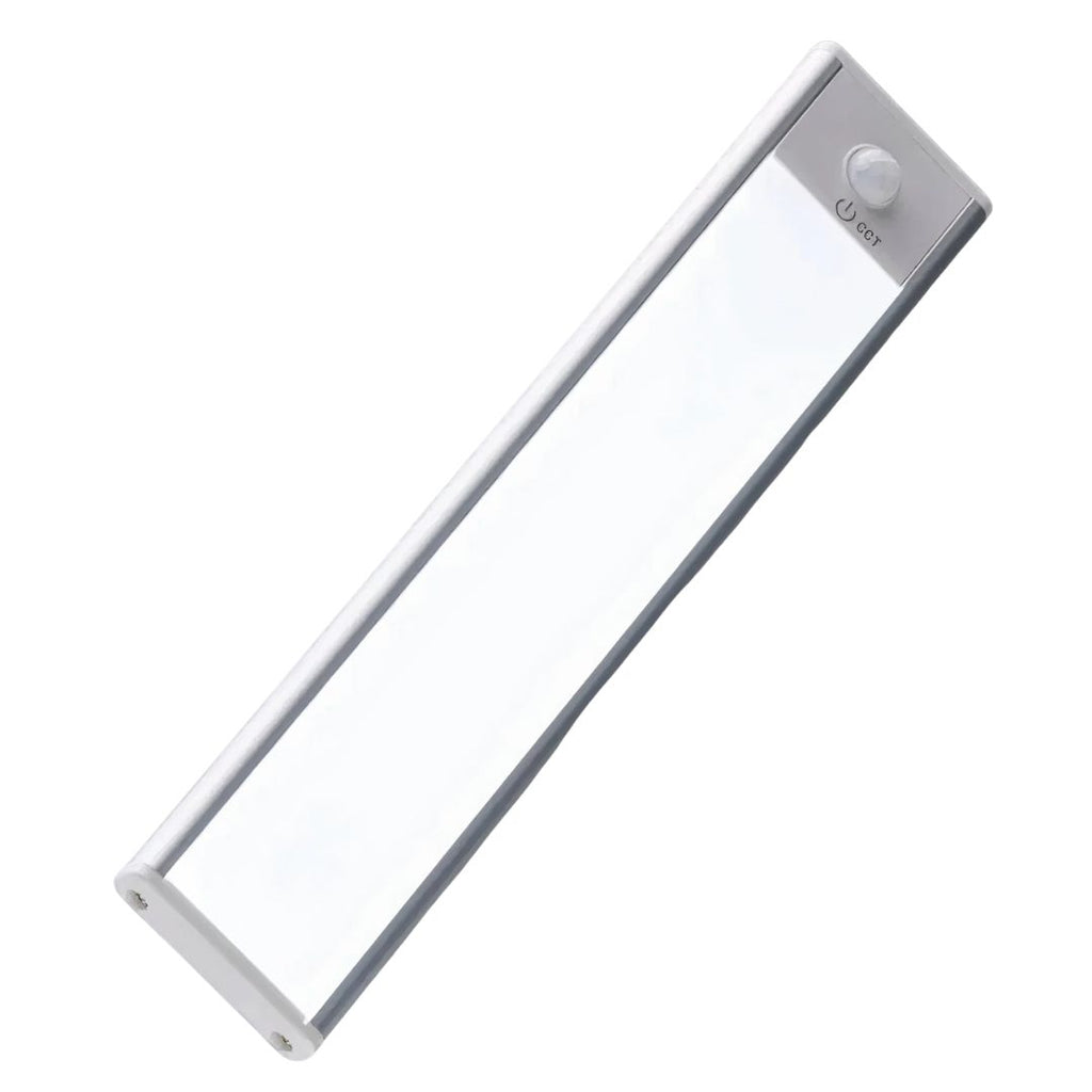 Luminária LED prata com sensor de movimento sobre fundo branco