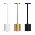 Luminária de mesa LED Alba Touch branca, dourada e preta em fundo branco