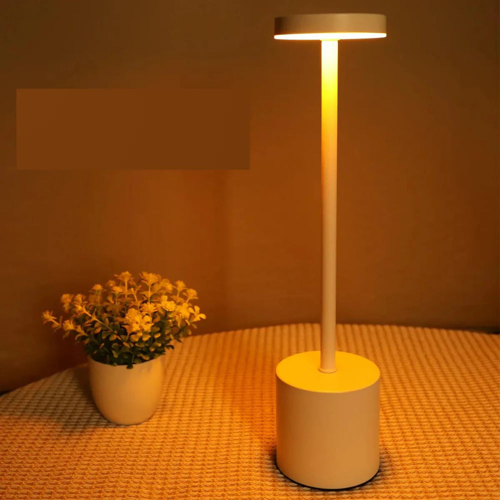 Luminária Alba Touch branca acesa em ambiente acolhedor