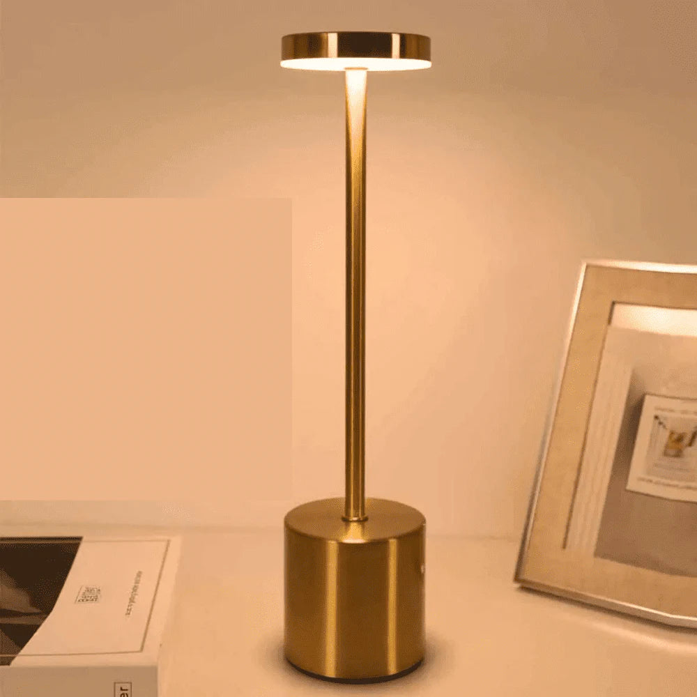 Luminária Alba Touch dourada com luz direcionada para baixo