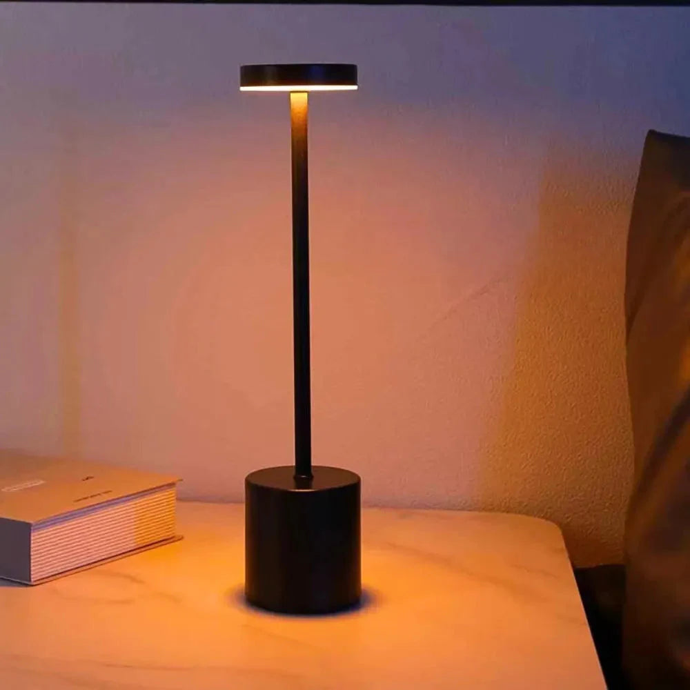Luminária Alba Touch preta acesa sobre mesa lateral