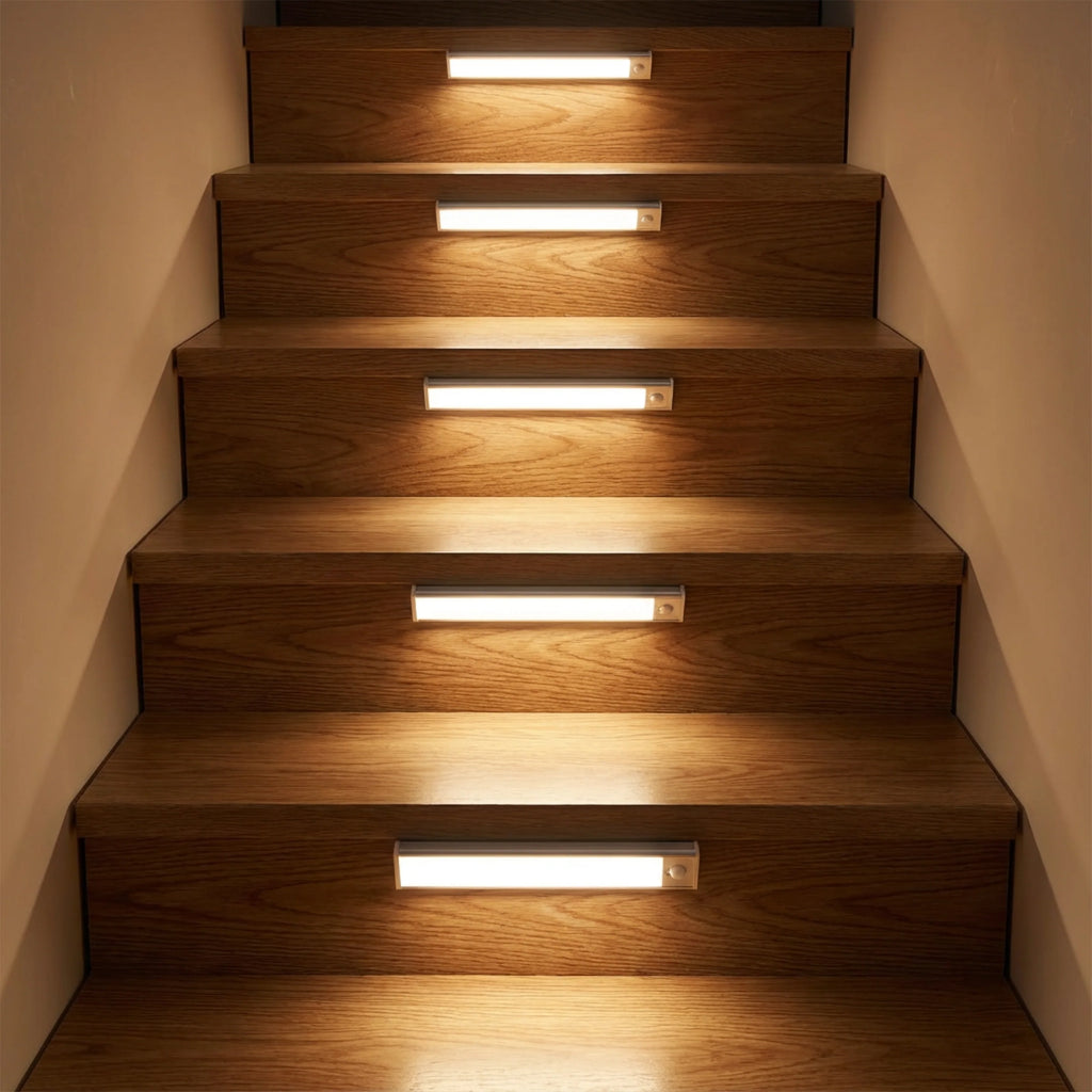 Luminárias LED sem fio instaladas nos degraus de uma escada