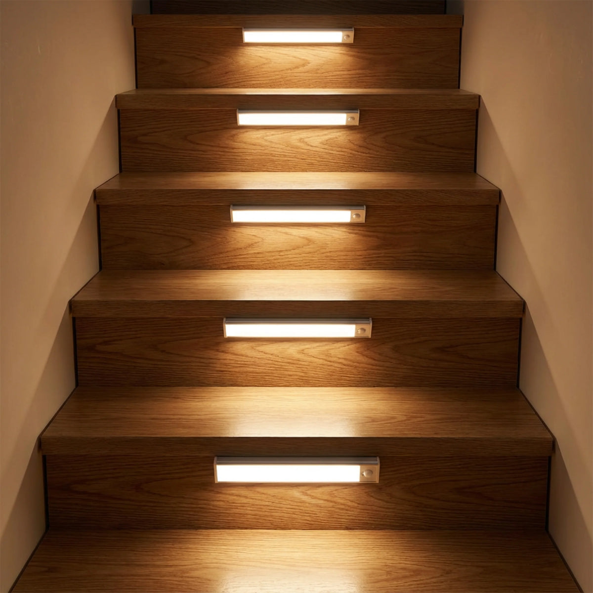 Luminárias LED sem fio instaladas nos degraus de uma escada