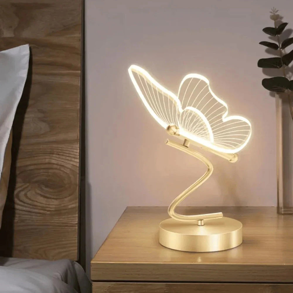Luminária Borboleta Aura com luz quente sobre criado-mudo