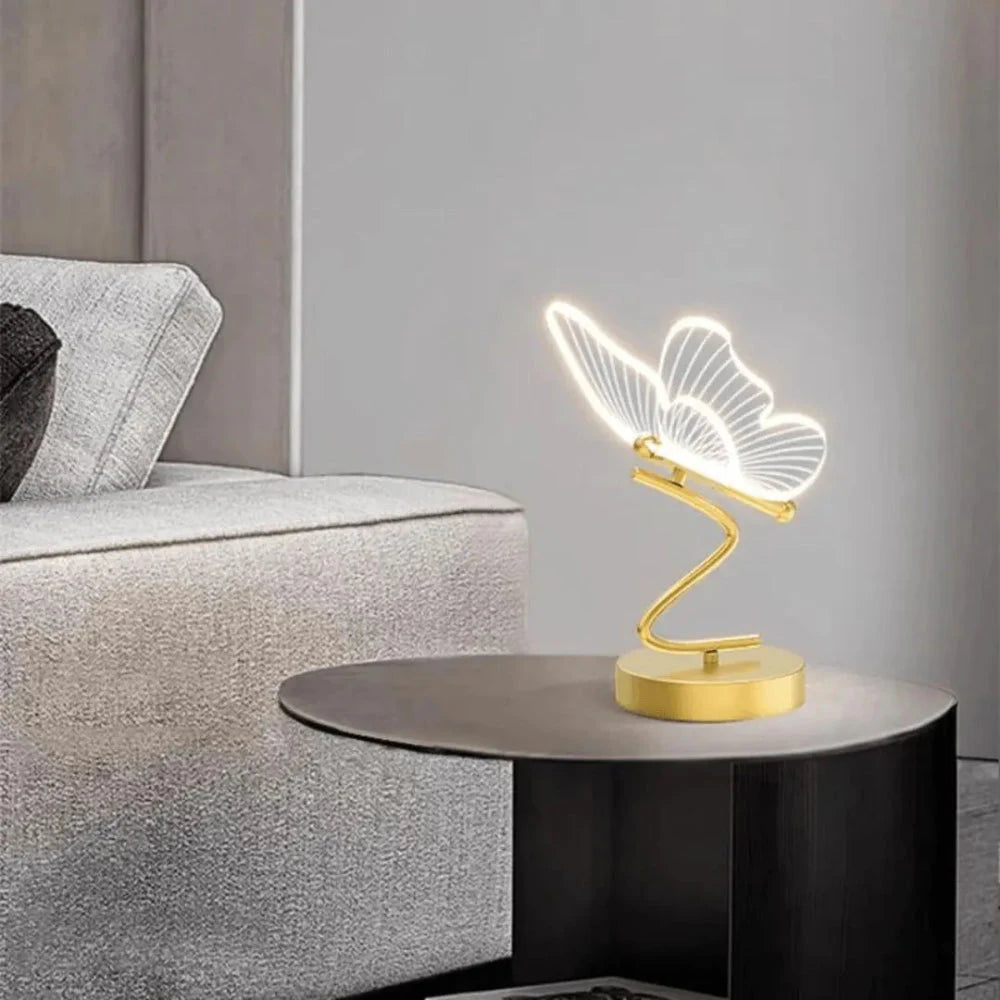 Luminária Borboleta Aura acesa ao lado de sofá claro