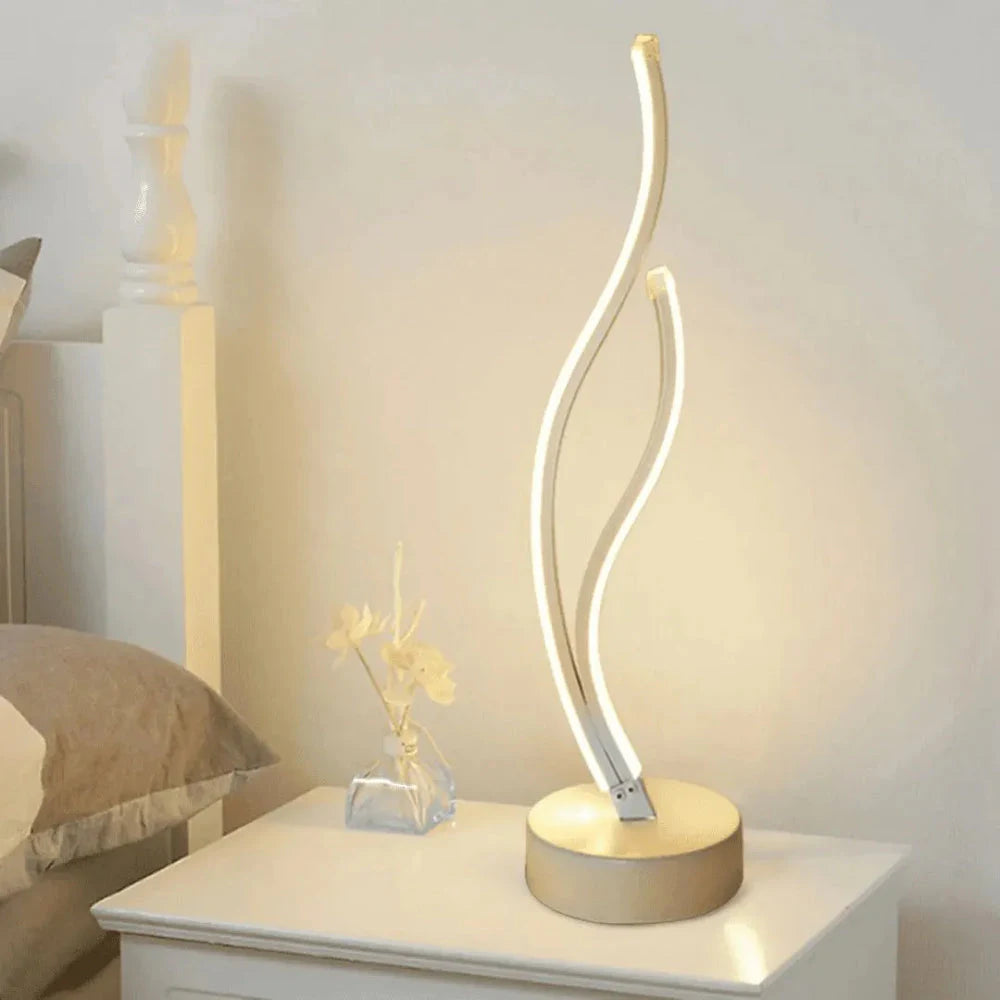 Luminária Curva Aurora com luz quente sobre criado-mudo