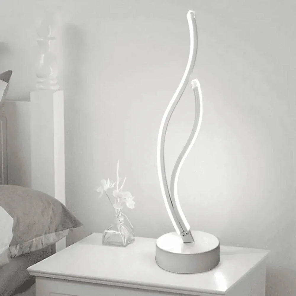 Luminária Curva Aurora com luz fria em quarto claro