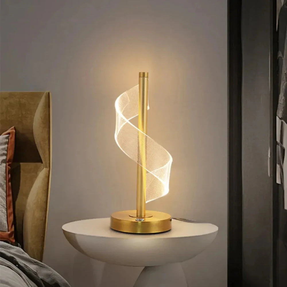Luminária Espiral Áurea em ambiente de quarto com luz suave