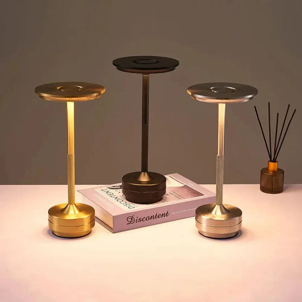 Luminárias Halo Touch nos acabamentos dourado, preto e prateado
