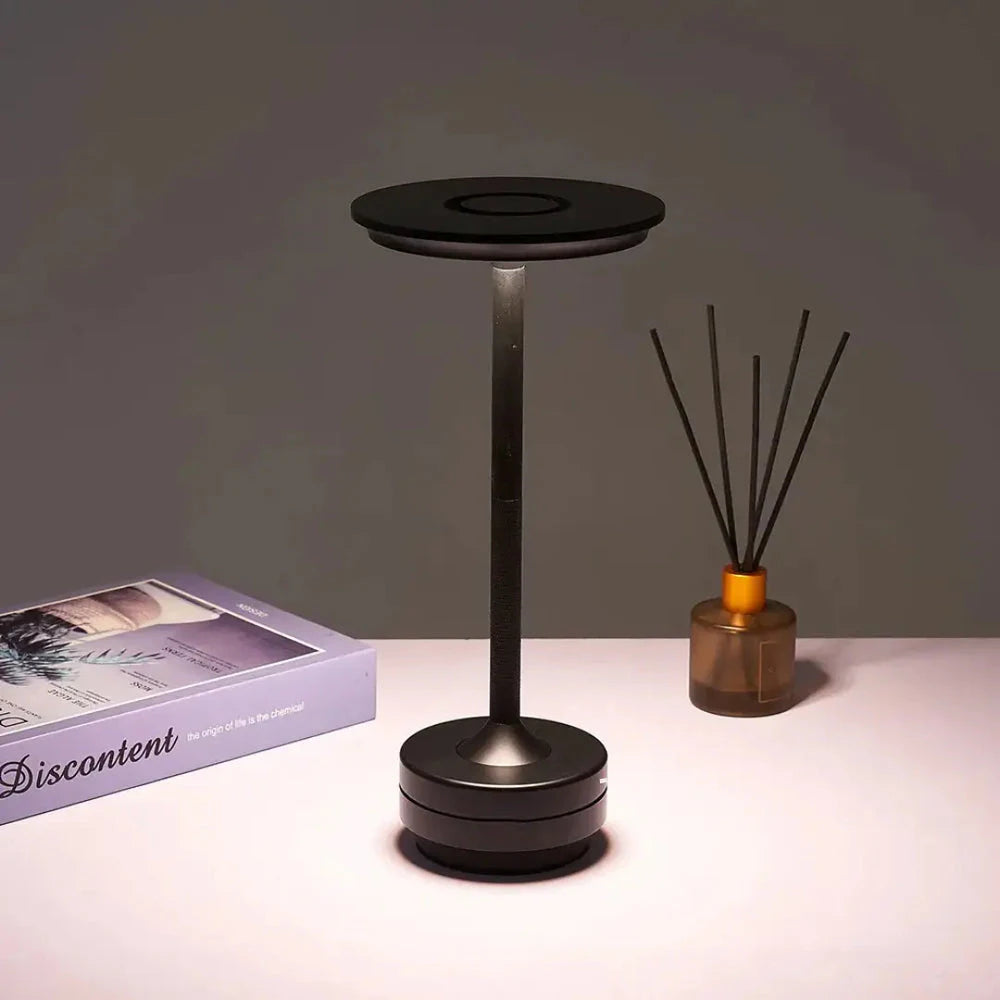 Luminária Halo Touch preta acesa em composição minimalista