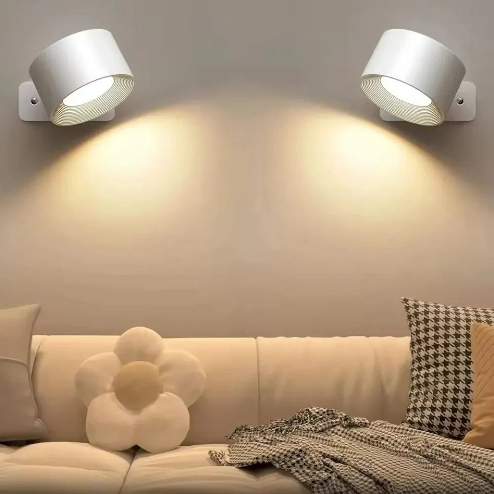 Duas arandelas Aura Duo brancas com luz quente