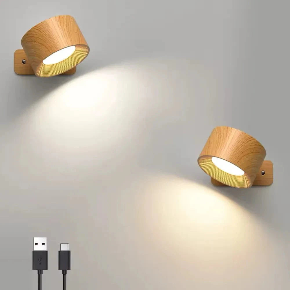 Duas arandelas Aura Duo amadeiradas com luz direcionada