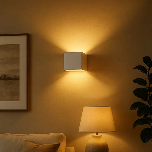Arandela Cubo Alba com luz quente em sala aconchegante