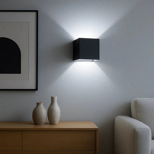 Arandela Cubo Nox com luz fria em sala contemporânea