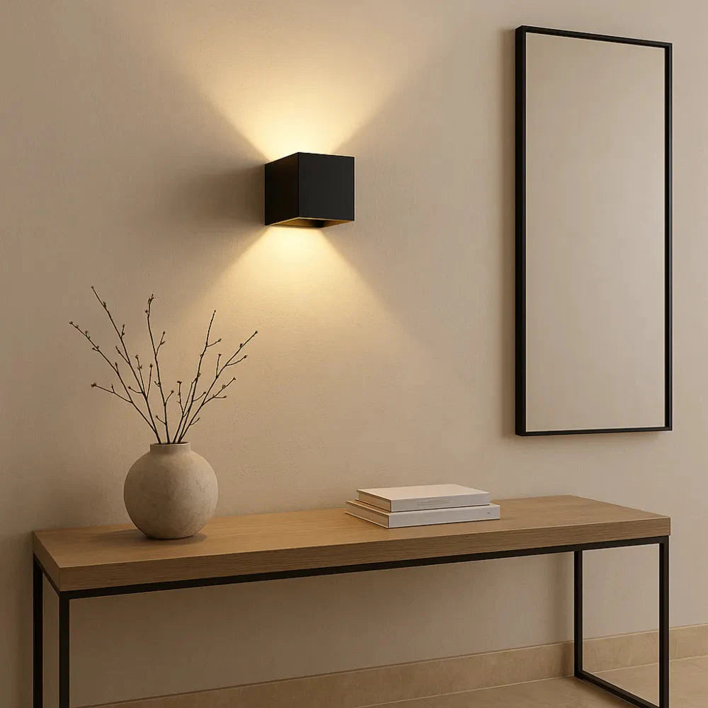 Arandela Cubo Nox com luz quente em parede clara