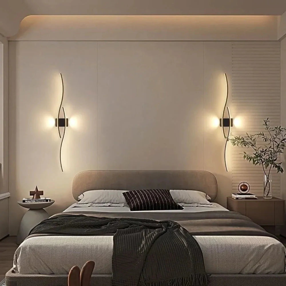 Par de arandelas Linha Fluida pretas ao lado da cama