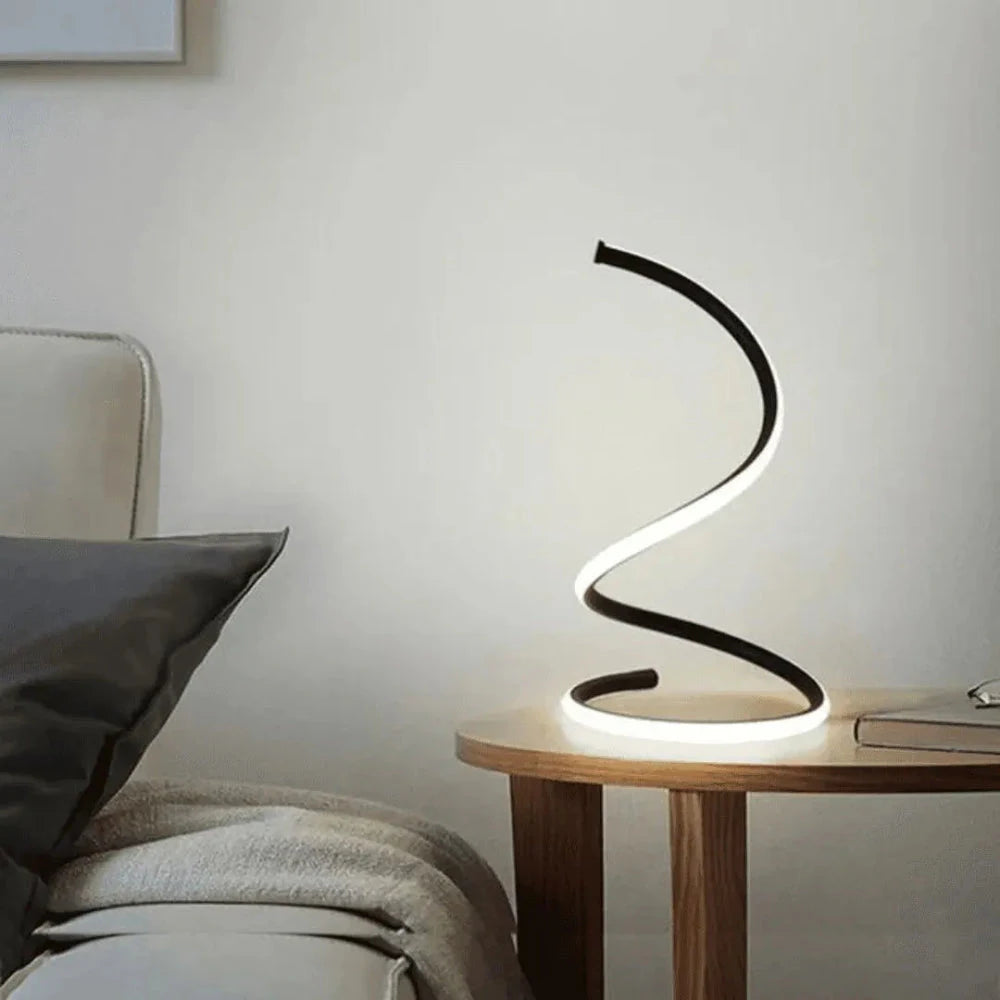 Luminária Onda Luminosa preta sobre mesa lateral no quarto
