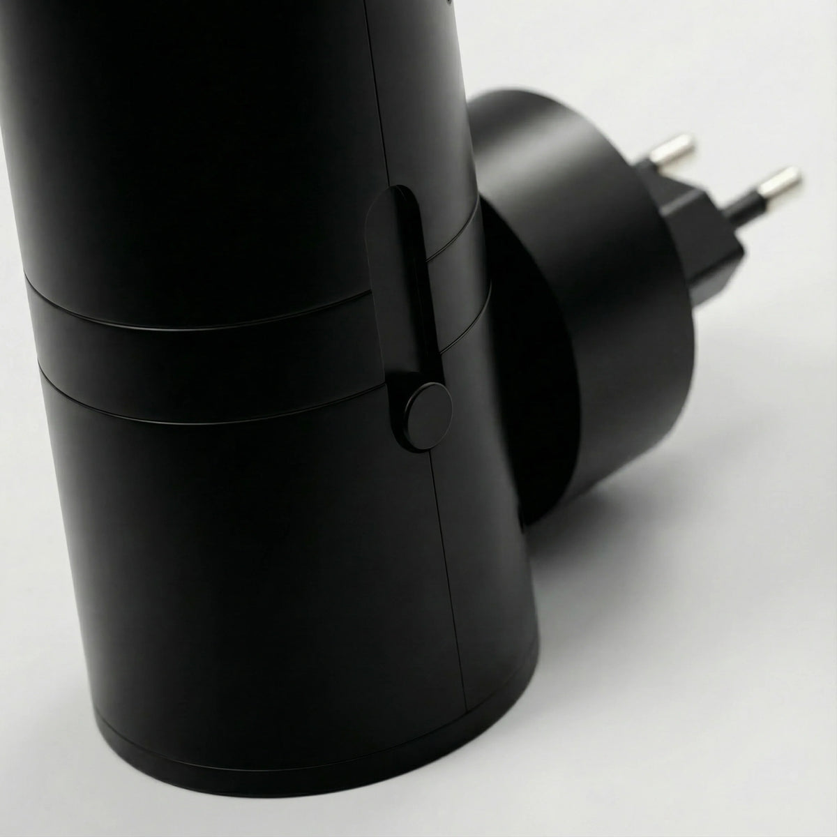 Detalhe do controle de brilho da luminária de tomada CalmLight preta